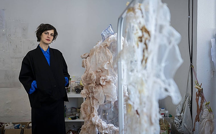 Imagen principal - Sobre estas líneas, el arquitecto David Hernández Falagán explica su proyecto sobre la periferia romana a unos espectadores de su Open Studio. A la derecha, el creador vasco Manu Muniategi. Arriba, la diseñadora Raquel Buj