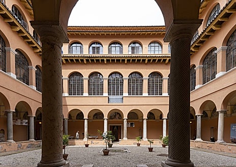 Imagen secundaria 1 - Sobre estas líneas, uno de los claustros y de las torres del complejo. Arriba, Ángeles Albert, actual directora de la Academia, en su despacho