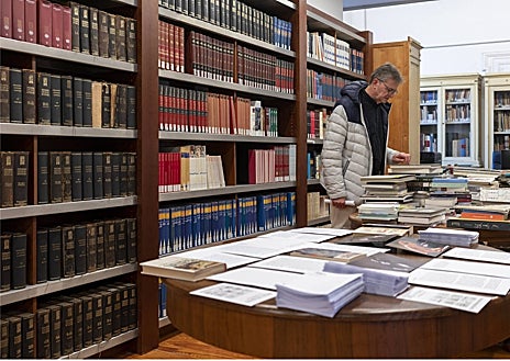 Imagen secundaria 1 - Sobre estas líneas, detalle de las estancias de la biblioteca de la Acedemia y algunas de las vistas desde los estudios. Arriba, Amelie Aranguren, investigadora, una de las becadas en este 2023
