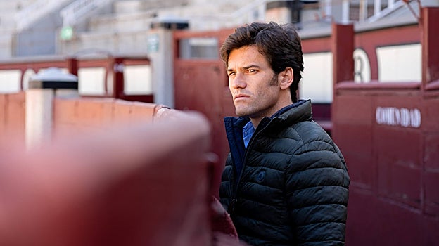 José Garrido, testigo de la confirmación de Jiménez, observa el ruedo de Las Ventas desde el callejón