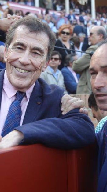 La tauromagia de Sánchez Dragó, el escritor que fue feliz vestido de arenero en Ronda