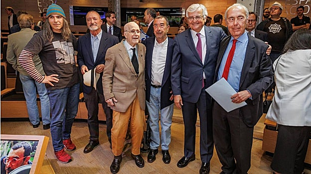 Chema Alonso, Arturo Pérez-Reverte, Enrique Herreros, Garci, Eduardo Torres-Dulce y Luis Alberto de Cuenca, poco después de acabar el homenaje a los 40 años del Oscar a ‘Volver a empezar’