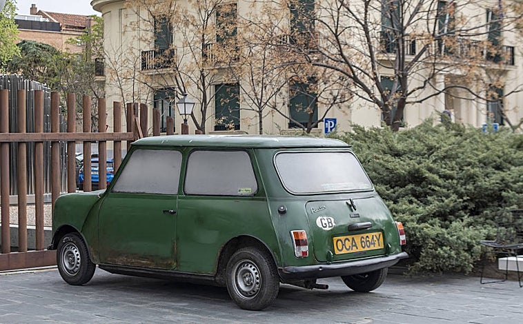 Imagen principal - Arriba, instalación de Elisabeth Wright. Sobre estas líneas, obras de Thomas Schütte y Juan Muñoz