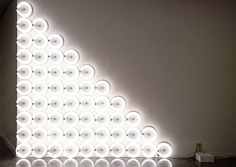 Imagen secundaria 1 - Arriba, obra de Anne y Patrick Poirier. Sobre estas líneas, propuestas de Dan Flavin y Dan Graham