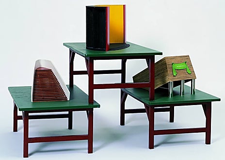 Imagen secundaria 1 - Arriba, instalación de Elisabeth Wright. Sobre estas líneas, obras de Thomas Schütte y Juan Muñoz