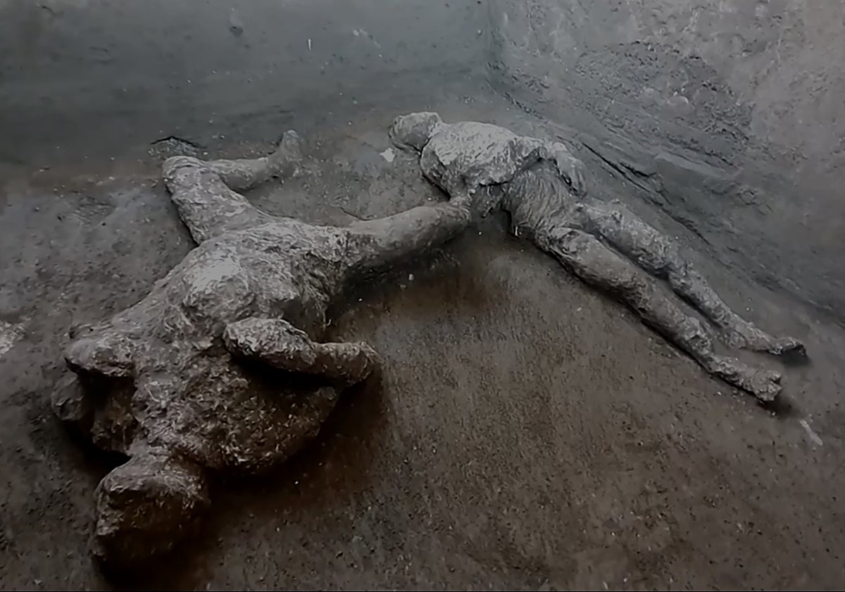 Moldes de los cuerpos de dos hombres que huían de la erupción del Vesubio en Pompeya