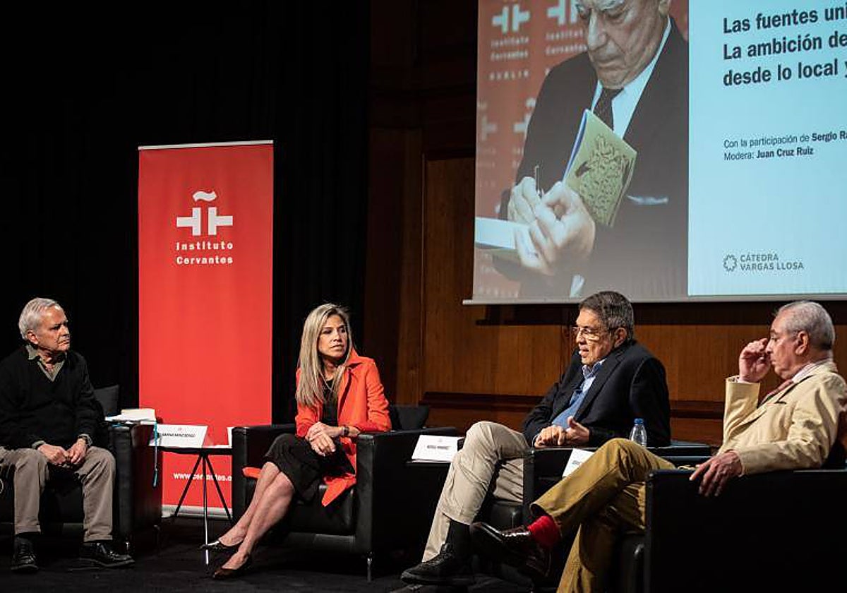 Juan Cruz, Sainz Borgo, Sergio Ramírez y Jorge Eduardo Benavides en el Instituto Cervantes.