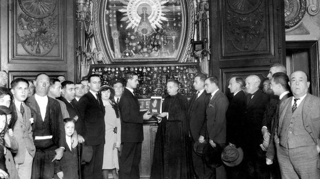 Nicanor Villalta hace su ofrenda de la Oreja de Oro a la Virgen del Pilar. Era octubre de 1923