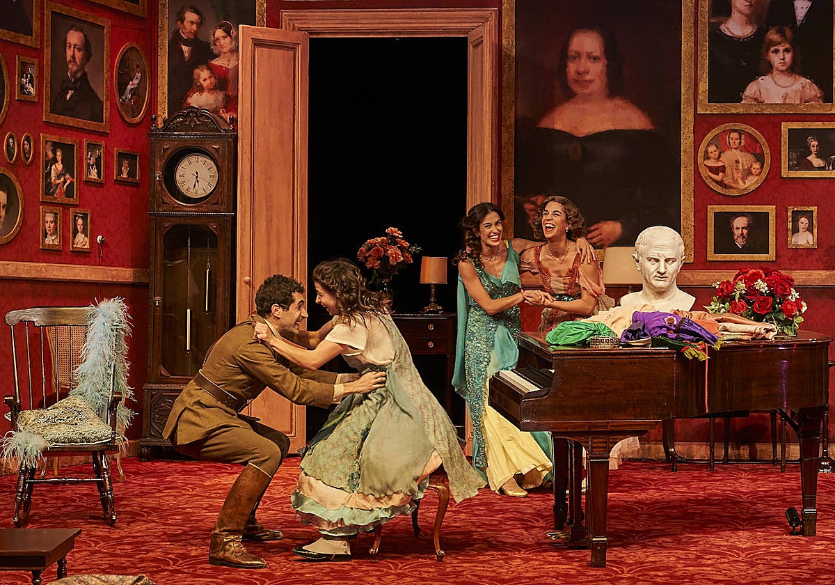 La escenografía de Marc Salicrú arropa los estados de ánimo en cada una de las dos épocas familiares