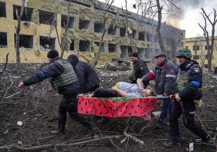 La historia detrás de la foto del año: la embarazada que murió tras perder a su bebé en un bombardeo en Mariúpol