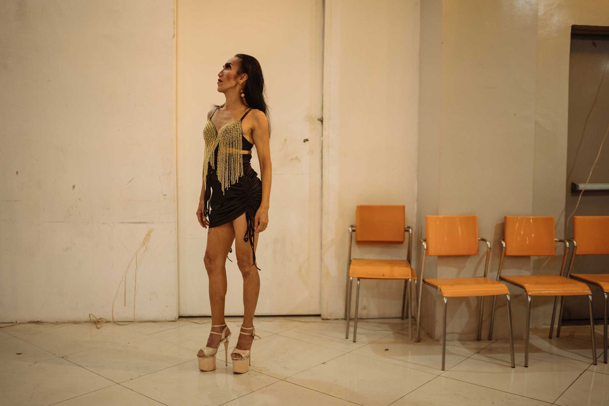 Odessa Jones se prepara para un espectáculo en los Golden Gays en Manila