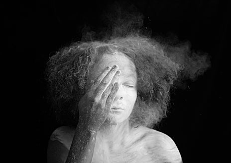 Imagen secundaria 1 - Arriba, una de las imágenes de la serie 'Mentiras', de Carmela García. Sobre estas líneas, 'La blanche', de Agnes Essonti, y 'Melons', de Patty Chang