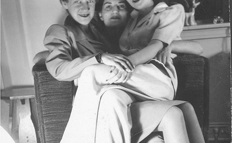 Imagen principal - Arriba, una de las imágenes de la serie 'Mentiras', de Carmela García. Sobre estas líneas, 'La blanche', de Agnes Essonti, y 'Melons', de Patty Chang