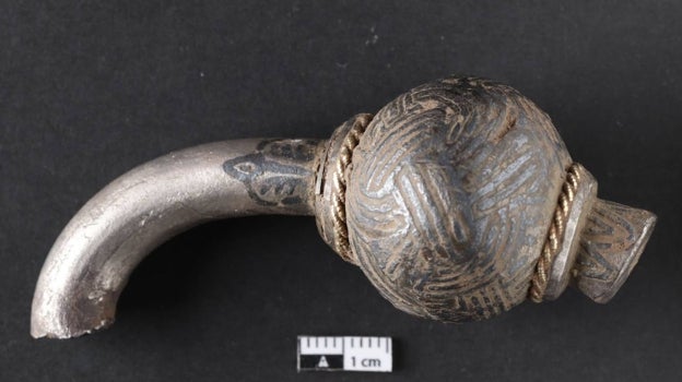 Una de las piezas de plata encontradas que pertenecían a un broche de anillo vikingo