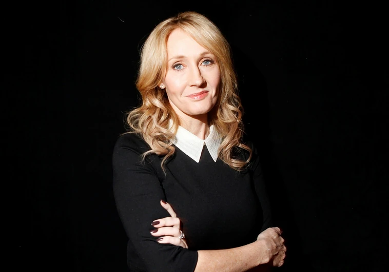 J.K. Rowling se ríe de los activistas trans que piden boicotear la nueva serie de Harry Potter: «Tengo una gran reserva de champán esperando»