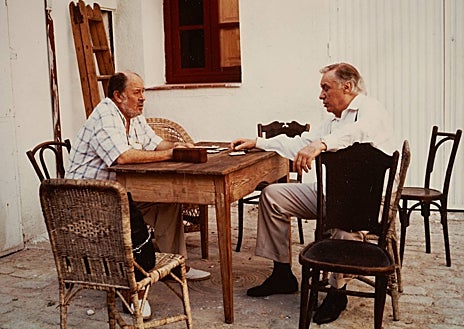 Imagen secundaria 1 - Arriba, Jaime de Armiñán, con Fernando Fernán Gómez y María Luisa Ponte, entre otros. Sobre estas líneas, a la izquierda, el director con Paco Rabal, con quien rodó la mítica serie de TVE 'Juncal', y a la derecha, Katty Magerus, Geraldine Chaplin y Elena Santonja en Hollywood: acudieron a la gala de los Oscar en 1973. Optaba a mejor película extranjera 'Mi querida señorita', dirigida por Jaime de Armiñán