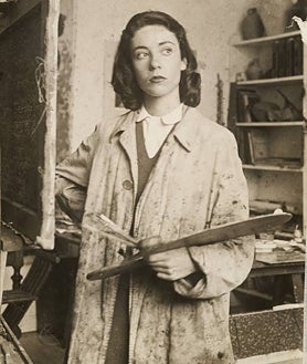 Imagen secundaria 2 - El arte ha estado presente en esta familia desde el gran pintor Eduardo Rosales y su hija Carlota. Arriba, foto de grupo de alumnos de Bellas Artes. Abajo, segundo por la derecha, Antonio López. Sobre estas líneas, a la izquierda, Lucio Muñoz y Elena Santonja, y a la derecha, la pintora en el estudio de su padre en 1955 