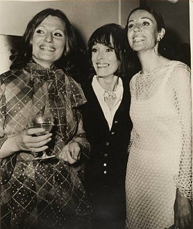 Imagen secundaria 2 - Arriba, Jaime de Armiñán, con Fernando Fernán Gómez y María Luisa Ponte, entre otros. Sobre estas líneas, a la izquierda, el director con Paco Rabal, con quien rodó la mítica serie de TVE 'Juncal', y a la derecha, Katty Magerus, Geraldine Chaplin y Elena Santonja en Hollywood: acudieron a la gala de los Oscar en 1973. Optaba a mejor película extranjera 'Mi querida señorita', dirigida por Jaime de Armiñán