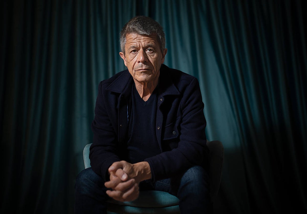 Emmanuel Carrère, autor de 'V13', durante la entrevista