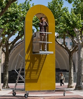 Imagen secundaria 2 - Arriva, 'Una mesa elevada en el paisaje', de J. Alvarado y Á. González. Sobre estas líneas, los proyectos 'Casas para pájaros' y 'Me como el mundo'