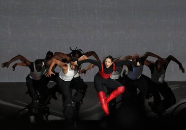 Rosalía llena el Zócalo de Ciudad de México con 160.000 personas en un concierto con polémica política