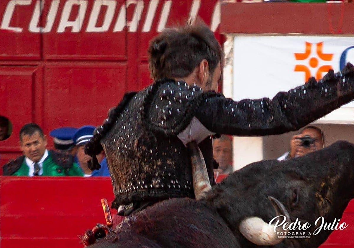 El pitón se hunde en la axila derecha de Arturo Macías