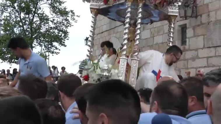Sale en procesión la Virgen de la Cabeza de Andújar, una de las romerías más antiguas y multitudinarias de España
