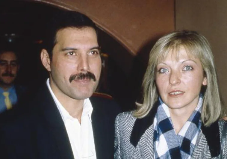 Mary Austin junto a  Freddie Mercury