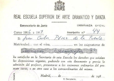 Imagen secundaria 1 - Juan Carlos Pérez de la Fuente, con Fernando Cayo, Chete Lera y Ana Caleya, en un ensayo de 'La vida es sueño'; el boletín de calificaciones de la Resad; y 'Postal. El mito del Tercer Milenio (Ópera)', de SM Félez, con 