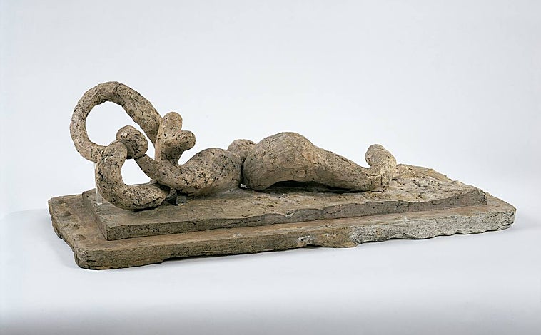 Imagen principal - Arriba, Pablo Picasso. 'Bañista tendida'. Boisgeloup, otoño 1931. Yeso original. Fundación Almine y Bernard Ruiz-Picasso, Madrid. 