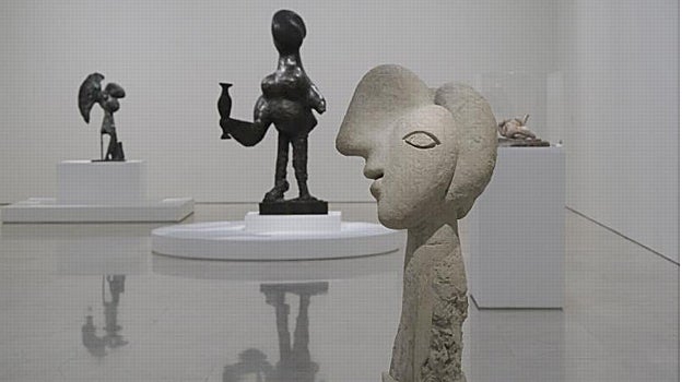 En primer plano, dos de las esculturas de Picasso que estuvieron en el pabellón español de la Exposición Internacional de París de 1937 junto con el 'Guernica'