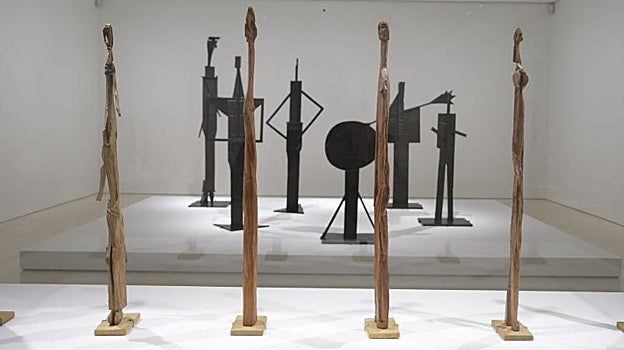 En primer plano, las filiformes 'Mujeres de pie' de Picasso, de 1930. Al fondo, sus 'Bañistas'