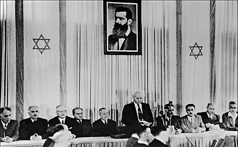 Imagen principal - La proclamación del Estado de Israel (arriba) tuvo lugar solo un año después del hallazgo de los primeros manuscritos por los beduinos Mohammed el-Dhib y Jum'a Mohammed (izda). A su lado, el patriarca ortodoxo sirio Mar Samuel con el Rollo de Isaías