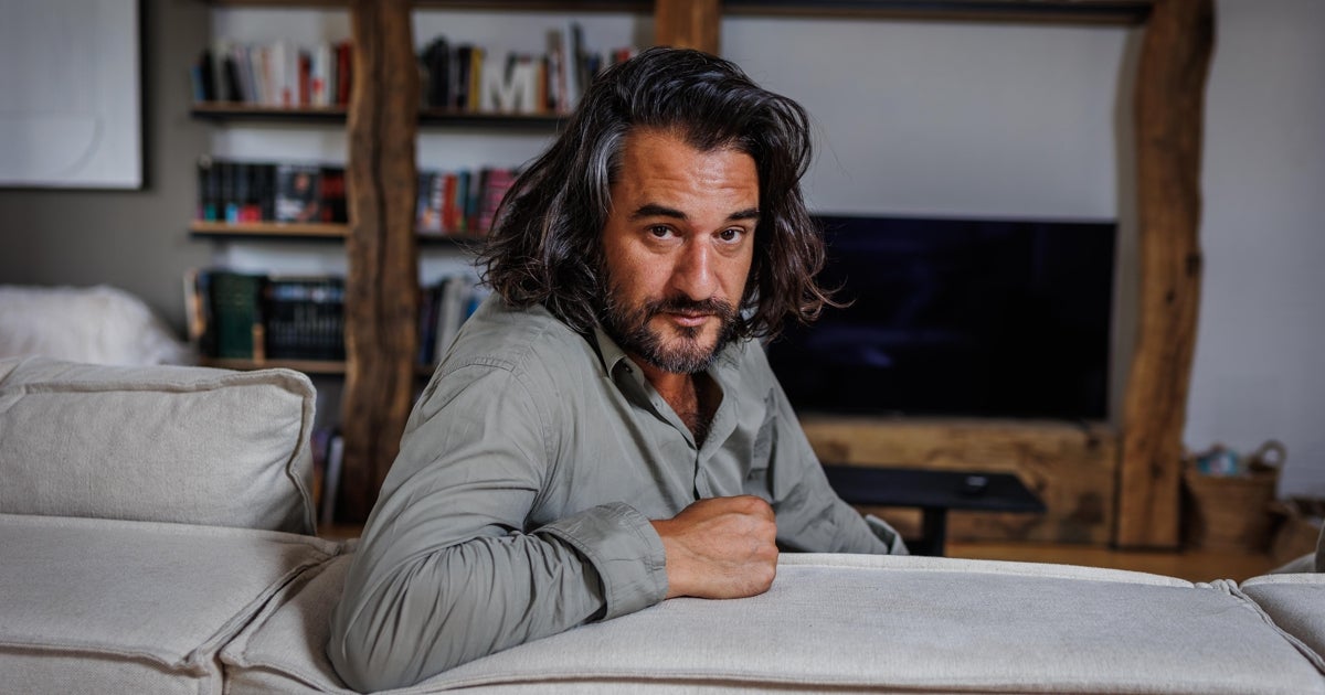 Manuel Jabois, premio Cavia: «Es más fácil hacer dudar a alguien hablando  de amor que hablando de política»