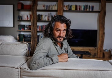 Manuel Jabois, premio Cavia: «Es más fácil hacer dudar a alguien hablando de amor que hablando de política»