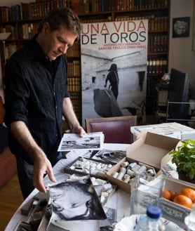 Imagen secundaria 2 - Sobre estas líneas, foto de Amparo Muñoz, que fue portada. A la derecha, Trullo ordena las fotografías de su padre. Arriba, el fotógrafo muestra el original de la muerte del torero canario junto a la revista en la que fue publicada