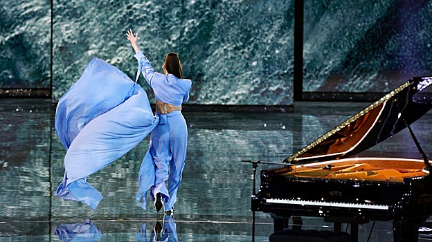 Estonia con cinchas y capa. Cuando no sabes que ponerte y te lo pones todo