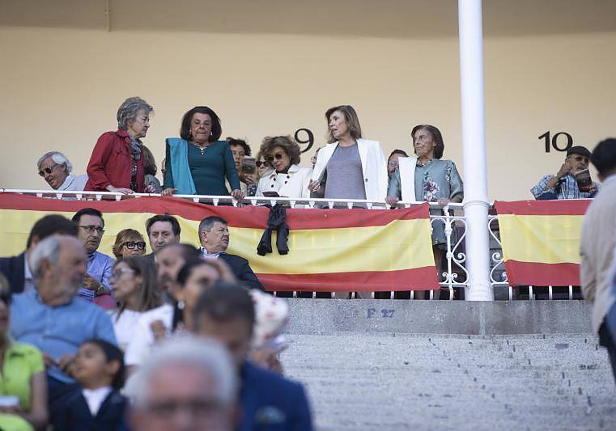 El palco del 9, con crespón negro por la muerte de Paloma Vega de Anzo, y con sus hermanas tributándole un sentido recuerdo