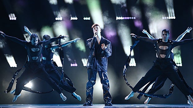 El intérprete suizo con el equipo de gimnasia rítmica de su país como cuerpo de baile