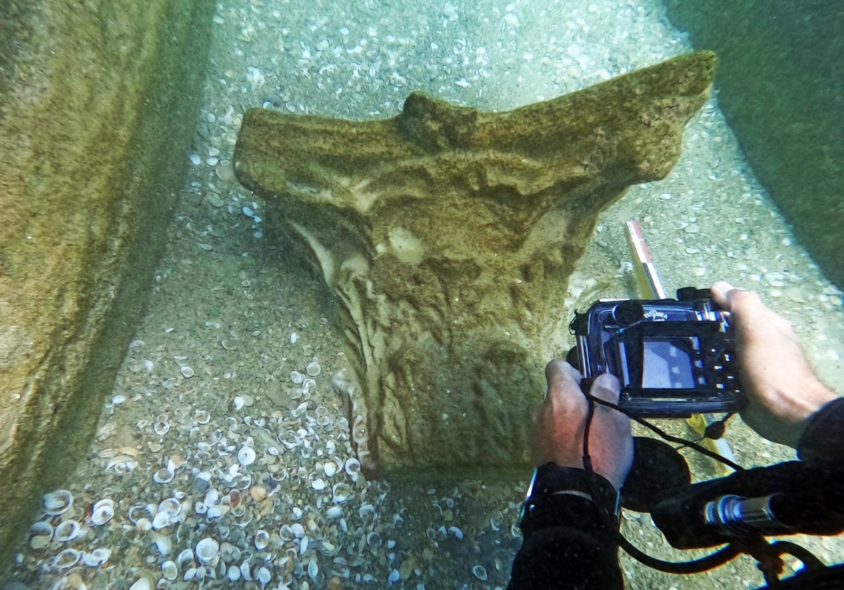 Uno de los capiteles descubiertos bajo el mar en Israel