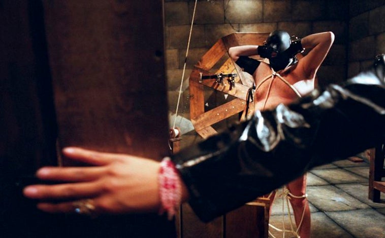 Imagen principal - Sobre estas líneas, obras de Marcelo Brodsky y Joan Morey. Arriba, 'Pandora's Box', de Susan Meiselas