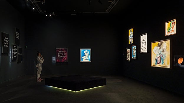 Las salas están a oscuras, tan solo aparecen iluminados los cuadros