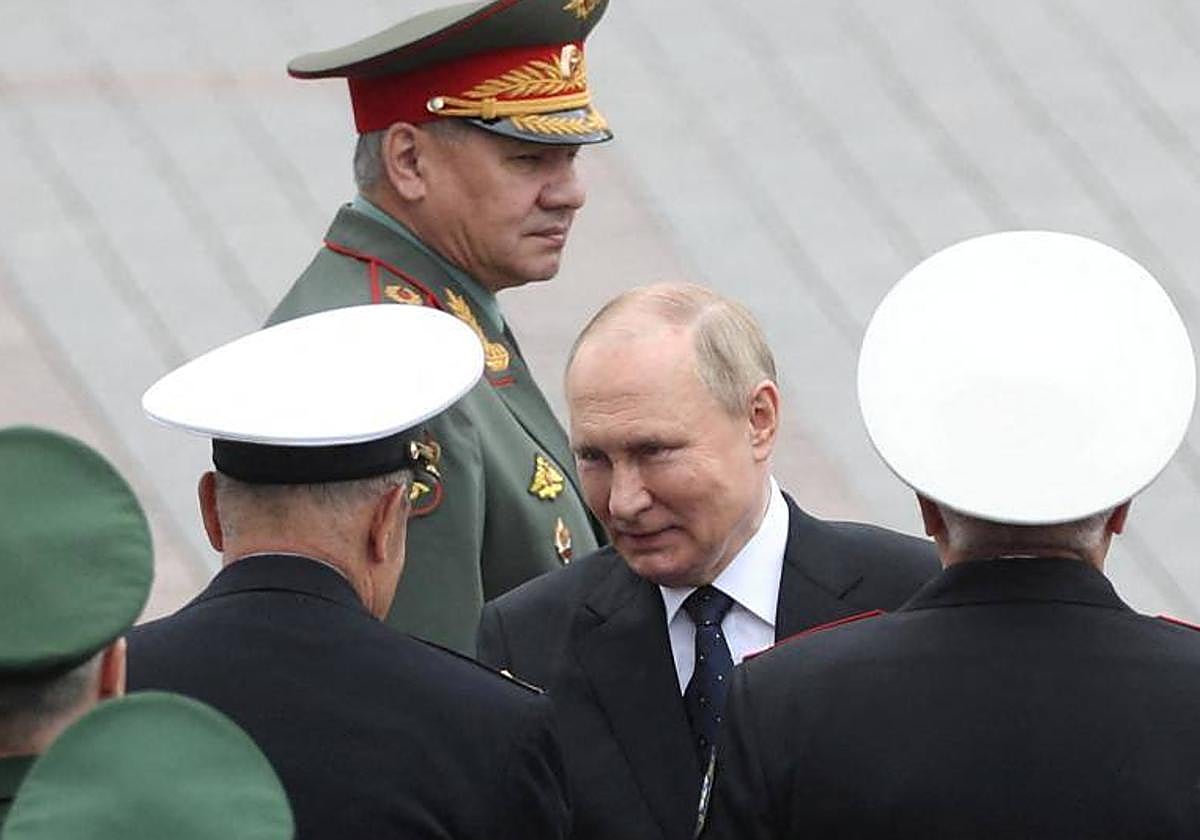 El presidente ruso, Vladimir Putin, con el ministro de Defensa, Sergei Shoigu