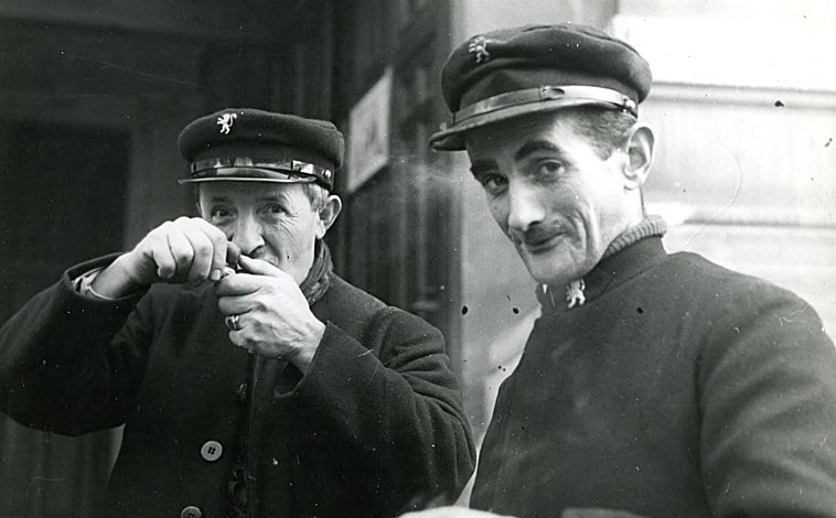 Imagen principal - Arriba, 'Lyon. enterradores municipales' (1939-1945). Sobre estas líneas, 'Sin título. Costa del Cabo de Creus' (1933-1936) y 'Cola del pan'. Copia de 1940 de una imagen de 1937