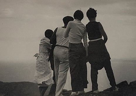 Imagen secundaria 1 - Arriba, 'Lyon. enterradores municipales' (1939-1945). Sobre estas líneas, 'Sin título. Costa del Cabo de Creus' (1933-1936) y 'Cola del pan'. Copia de 1940 de una imagen de 1937