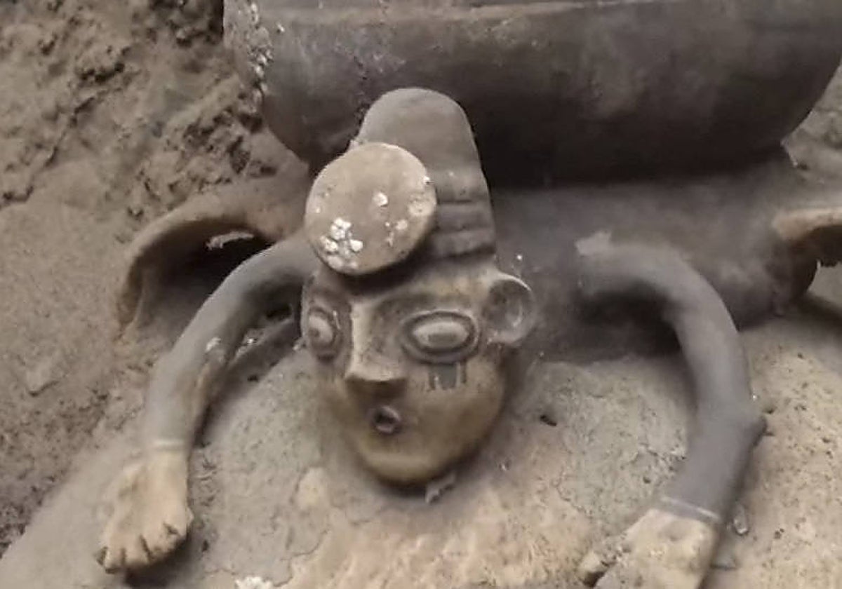 Detalle de una vasija hallada en la tumba