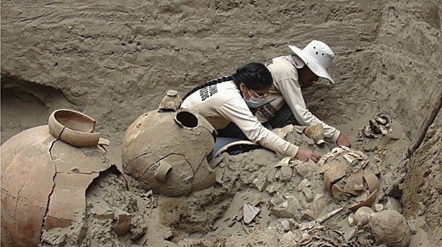 Arqueólogos excavando en la tumba hallada al norte de Lima