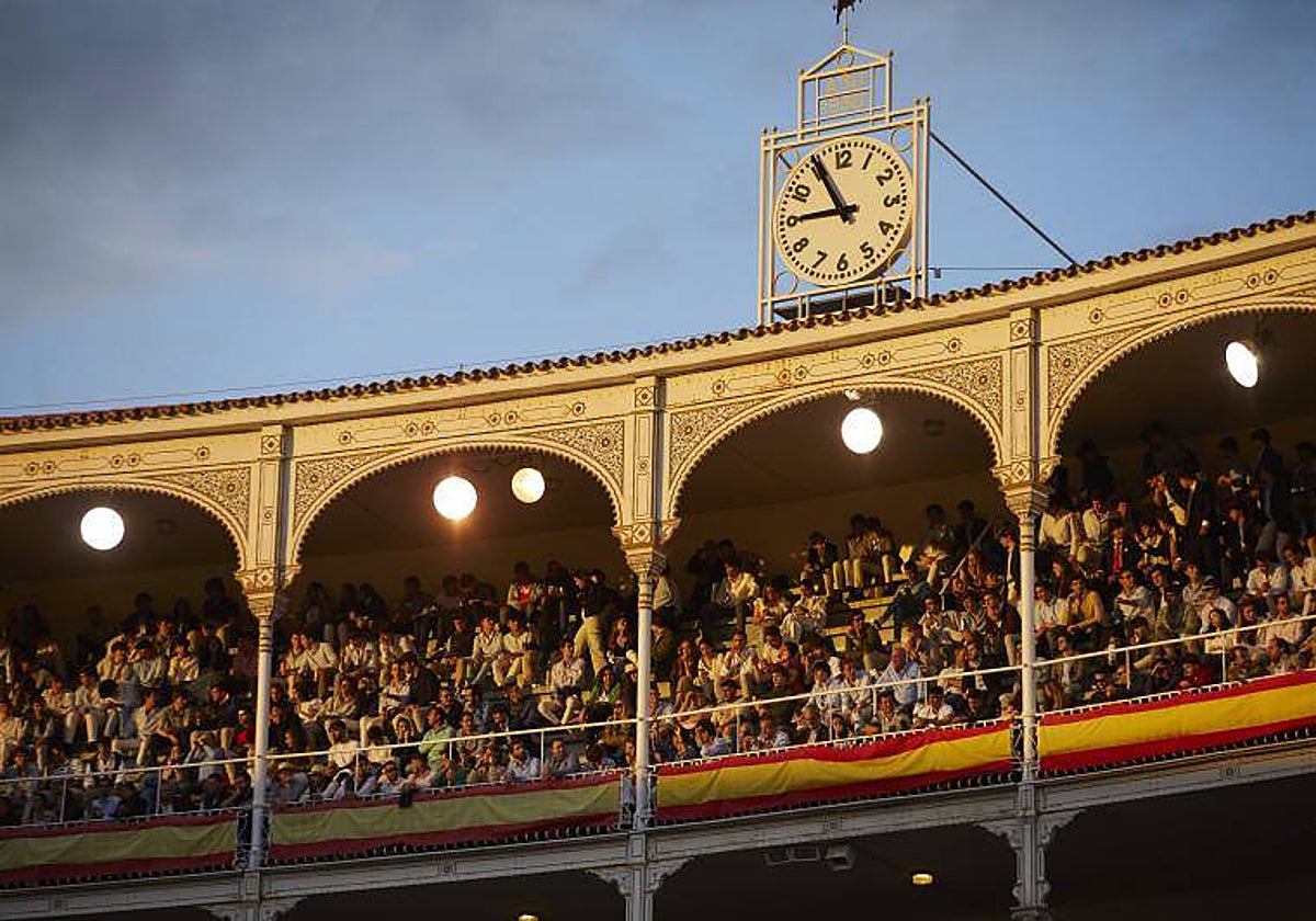 El reloj de la Monumental venteña