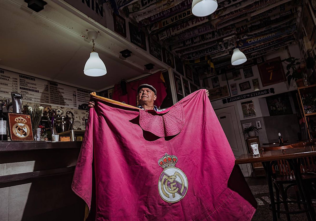 El tabernero mira al infinito de su tasca, gustándose