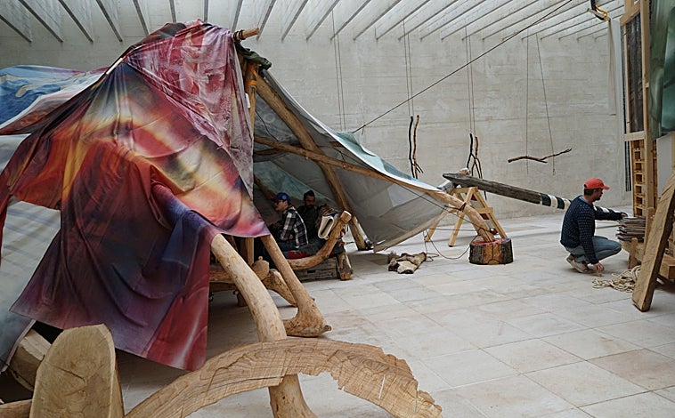 Imagen principal - Sobre estas líneas, 'Force Majaure', de la propia L. Lokko, en el Pabellón Central. A la derecha, otra propuesta de la Bienal. Arriba, 'The Sami Architecture Library', en el Pabellón Nórdico